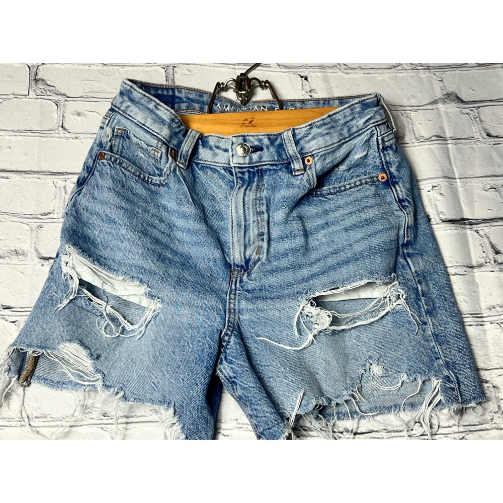 American Eagle Women's Distressed Denim Mom Shorts Rips‎ Frayed Hem Light Wash